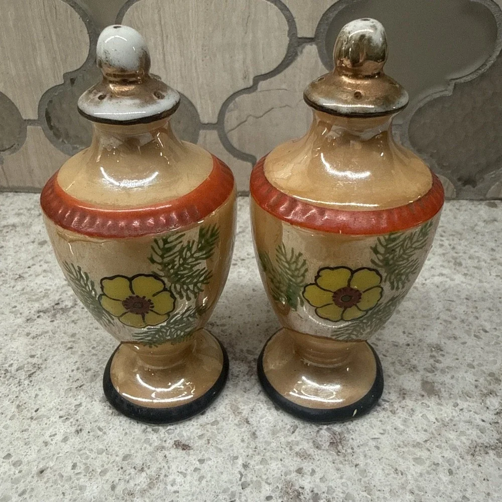 Vintage Floral Vase Shaped Salt & Pepper Shaker Set Made in Japan Hand painted‎